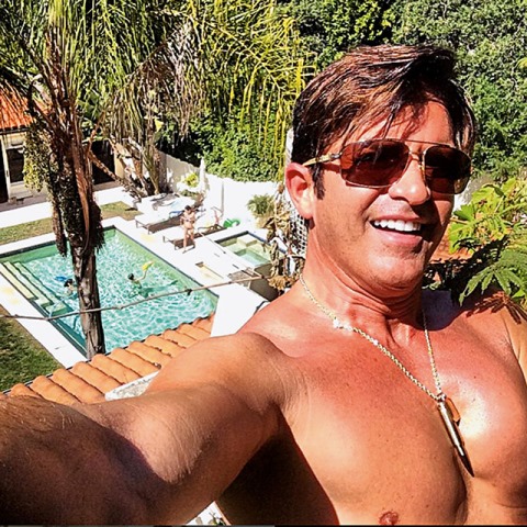 Dr. Rey manda nudes para fãs pelo WhatsApp