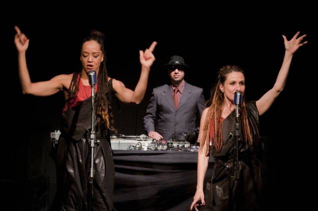 Roberta Estrela DAlva, DJ Eugênio Lima e Luaa Gabanini em cena de Antígona Recortada Roberta Estrela DAlva, DJ Eugênio Lima e Luaa Gabanini em cena de Antígona Recortada
