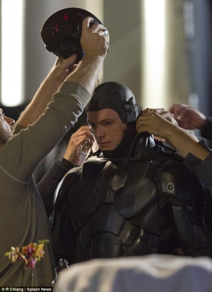 robocop-remake-set-photo-joel-kinnaman-1-437×600