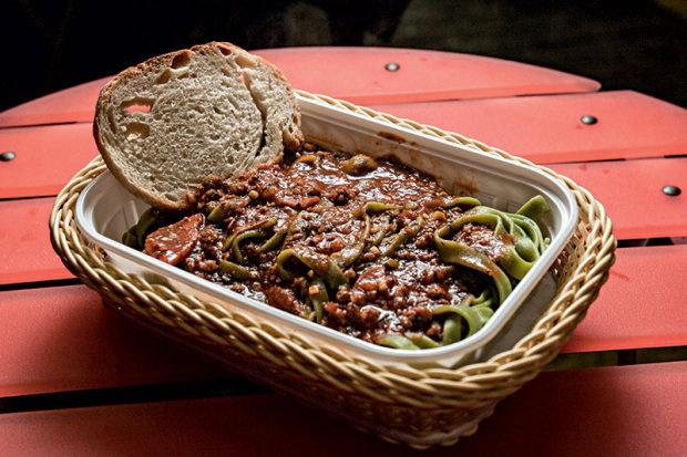 Opçöes da cantina improvisada: fettuccine ao sugo (Foto: Lucas Lima)