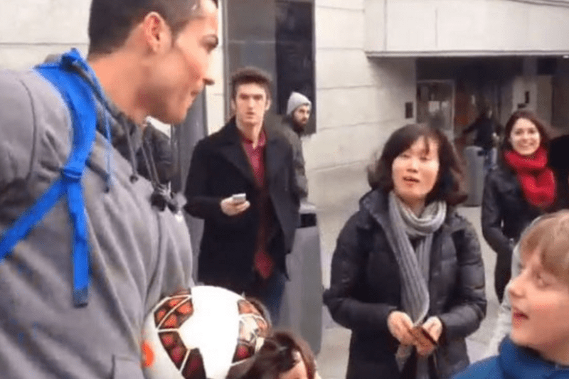 Cristiano Ronaldo se veste de mendigo e surpreende fã em Madri