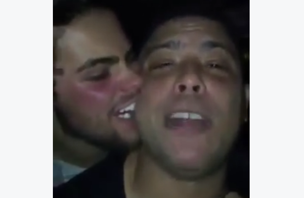 Vídeo de Ronaldo aos beijos e abraços com amigo na balada cai na rede