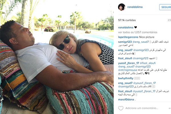 Ronaldo publica foto de namorada dormindo em sua barriga e vira piada no Instagram