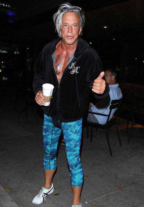 Mickey Rourke surge com visual ridículo nas ruas de Los Angeles