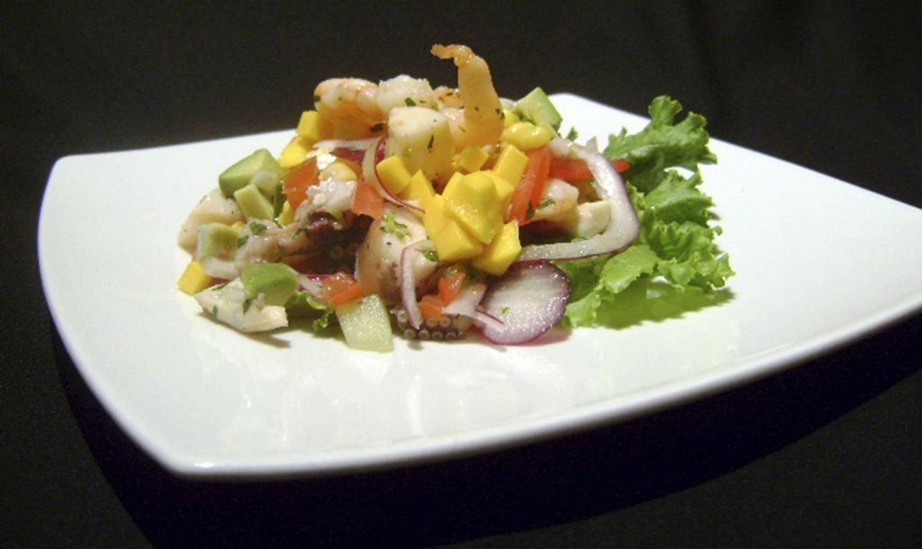 salada-de-frutos-do-mar-com-manga-no-restaurante-terraco-jardins-do-hotel-renaissance-divulgacao.jpeg