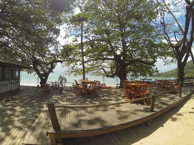 Salga, em Ihabela: bar-restaurante com jeitão de quiosque