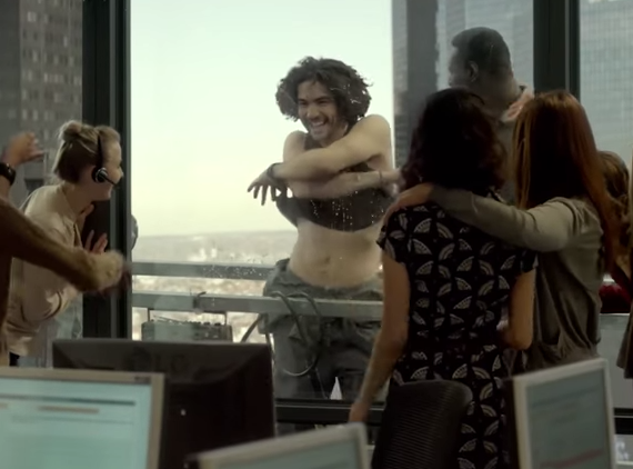 Ator francês ameaça fazer strip-tease em cena de ‘Samba’. Veja o vídeo