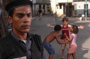 Samuel de Assis faz o papel do policial Ademir Samuel de Assis faz o papel do policial Ademir