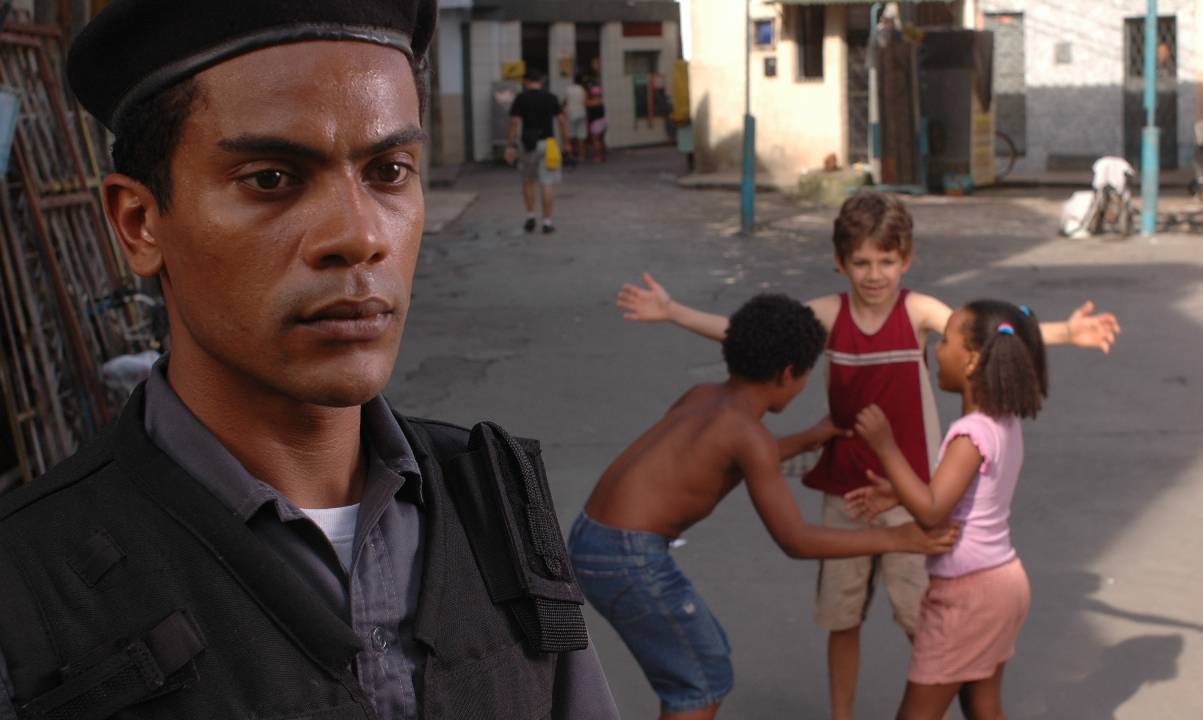 Samuel de Assis faz o papel do policial Ademir