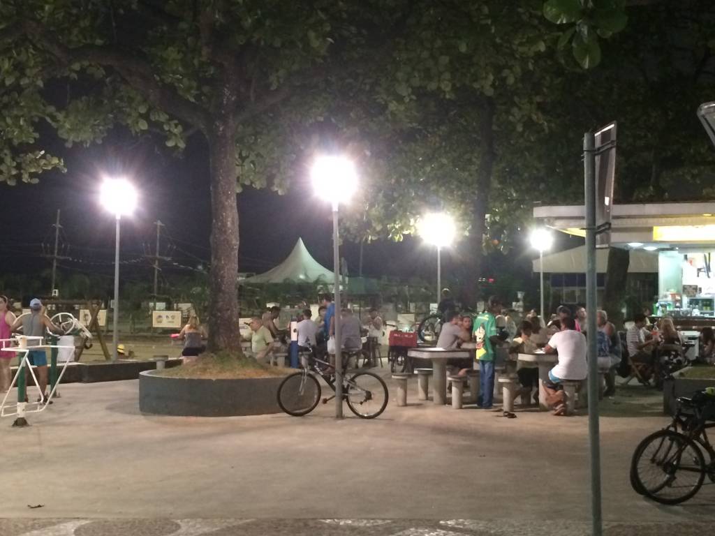 Banho de Lua: calor faz pessoas aproveitarem a praia à noite