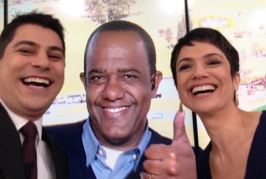 Sandra Annenberg e Evaristo Costa fazem selfie com telão (!) no Jornal Hoje