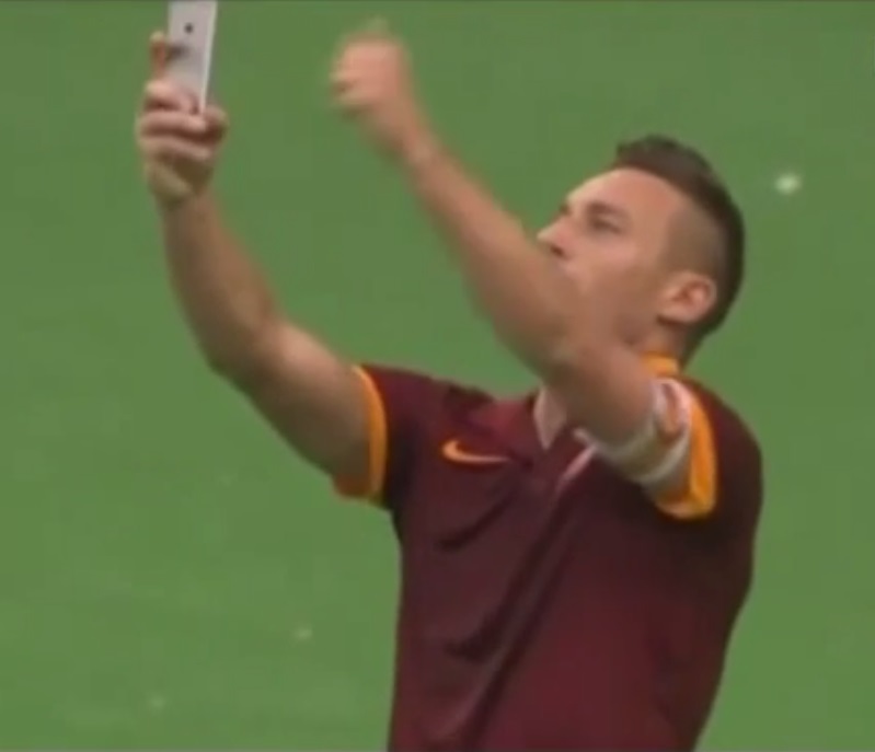 Jogador italiano inova ao tirar selfie durante partida; assista ao vídeo da “jogada”