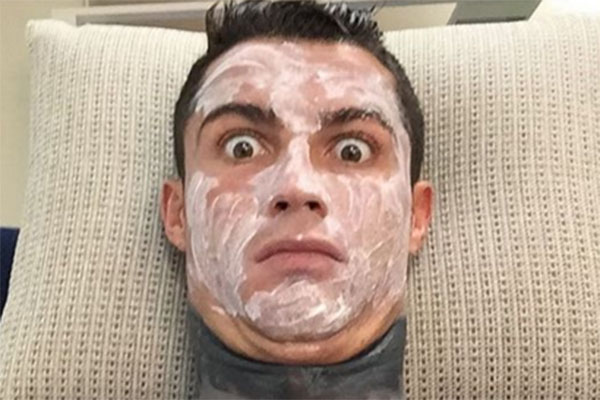 Cristiano Ronaldo publica fotos constrangedoras de “dia da beleza” em sua conta no Instagram