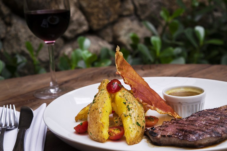 Baby beef grelhado com fritas rústicas: outra pedida encontrada só nos Jardins