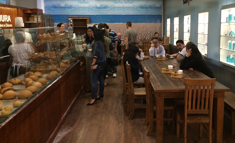 Saláo do quiosque: duas mesas coletivas para lanches e refeiçóes (Foto: Arnaldo Lorençato)