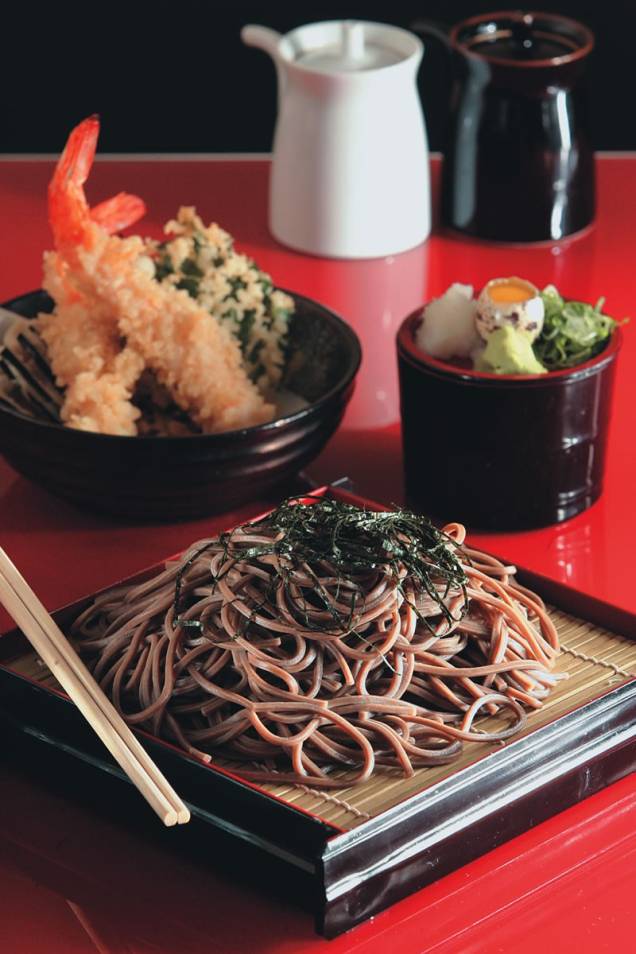 Tenzaru soba: macarrão e tempurá Tenzaru soba: macarrão e tempurá