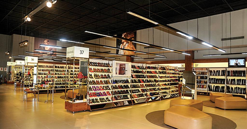 Shoestock fecha duas lojas e encerra e-commerce