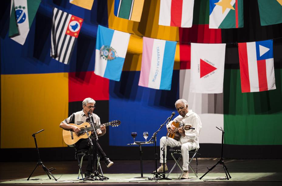Em primeiro show após deixar hospital, Gilberto Gil se apresenta ao lado de Caetano Veloso