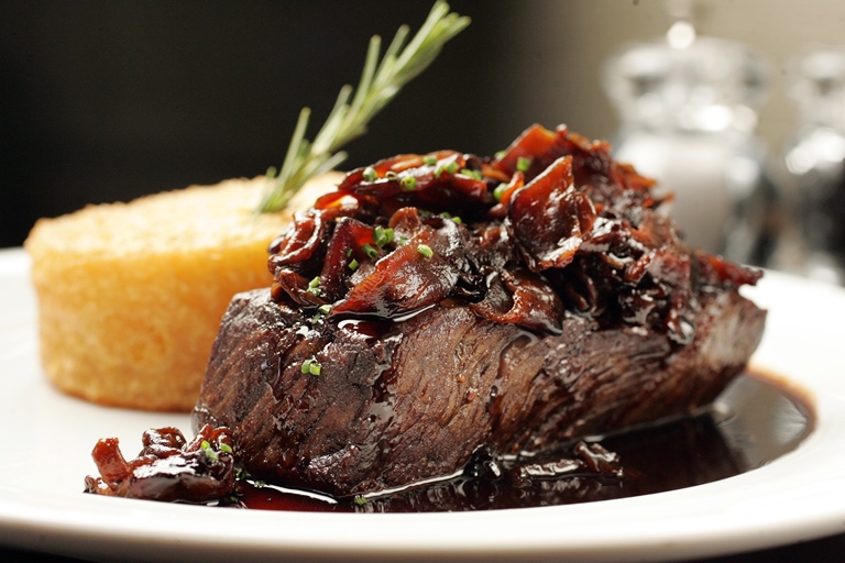 Sholder steak de waguy com bolo de mandioca: receita moderninha (Foto: Fernando Moraes)