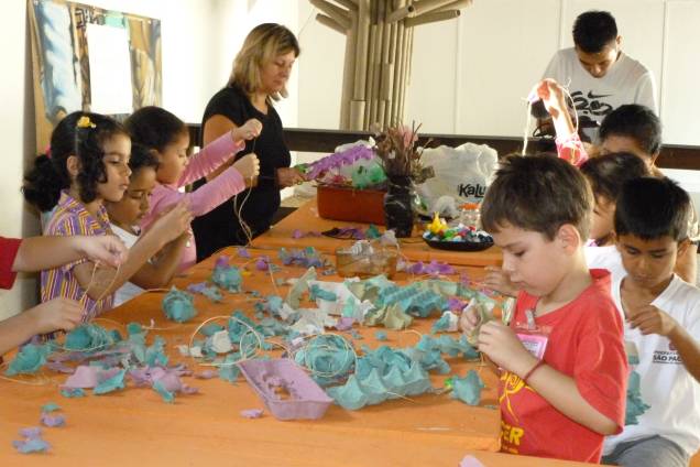 Caixas de ovos viram brinquedos em oficina Caixas de ovos viram brinquedos em oficina