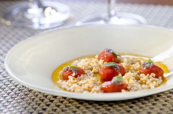 Esferas de tomate com quinoa frita, sementes de chia, manjericão e azeite. FOTO: Romero Cruz