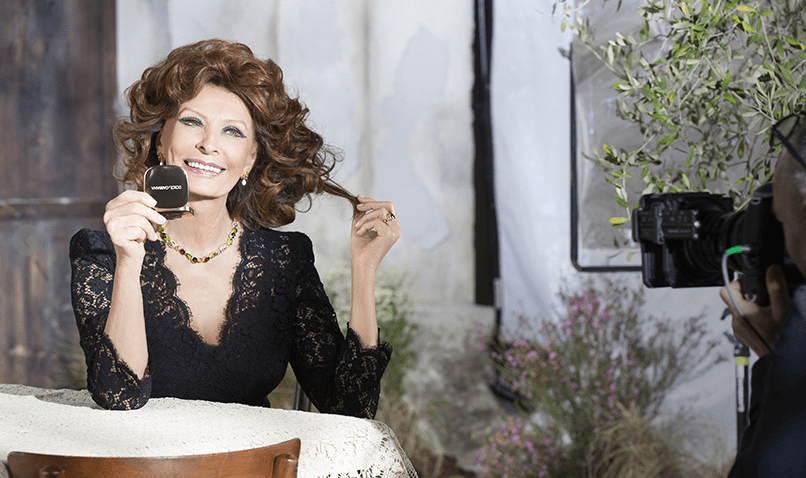 A atriz e modelo Sophia Loren durante gravação do comercial (Foto: Reprodução)