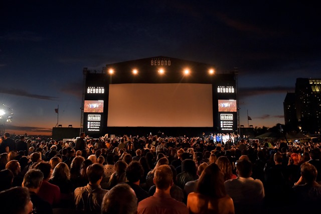 Na primeira exibição mundial de ‘Star Trek – Sem Fronteiras’, produtor e elenco prestam tributo ao jovem ator Anton Yelchin