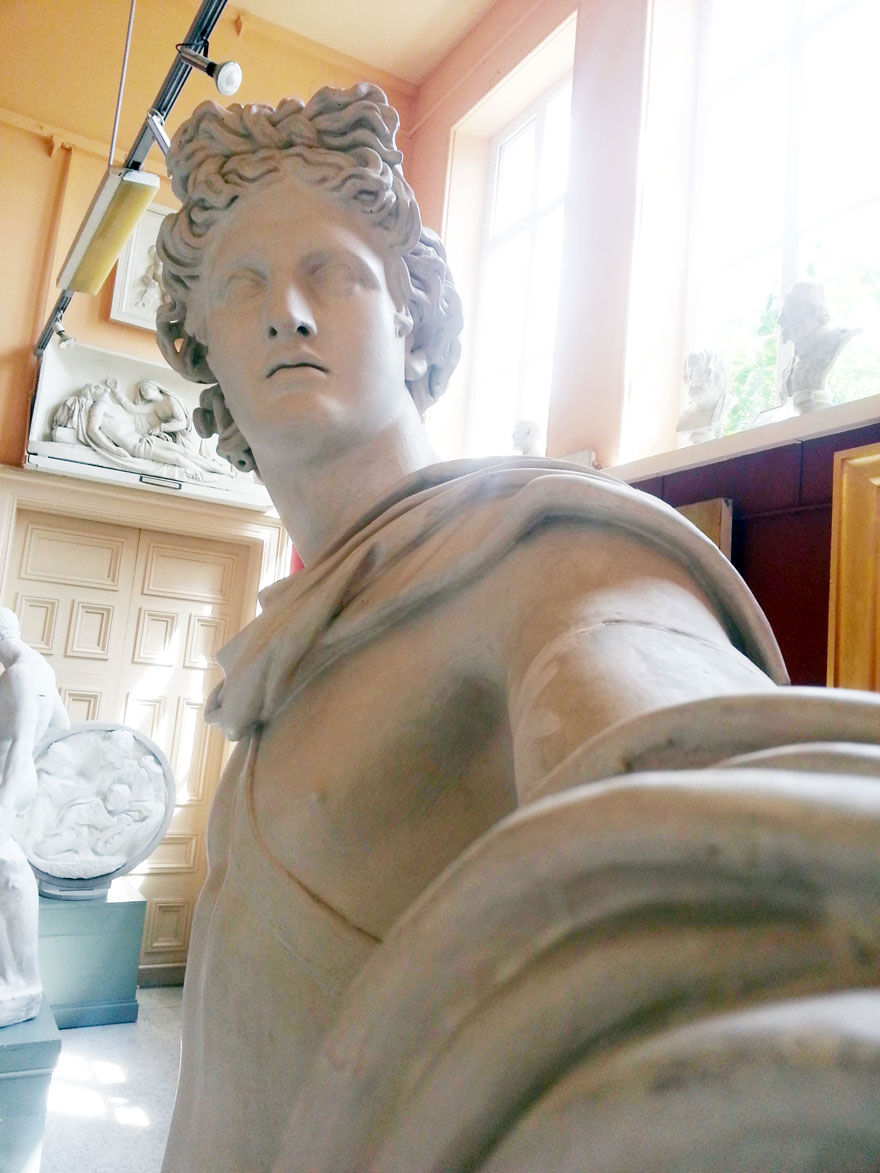 statue-selfies-4