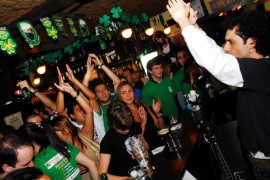 Marca de cerveja Guinness promove Saint Patricks Day por bares da cidade Marca de cerveja Guinness promove Saint Patricks Day por bares da cidade