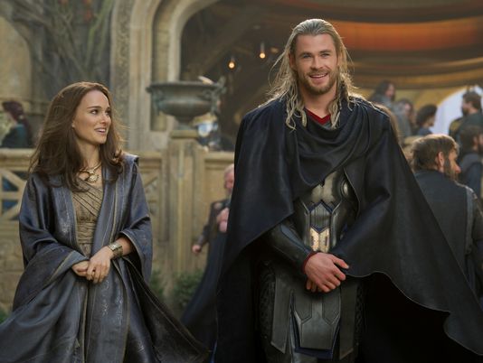 Thor - O Mundo Sombrio: Thor (Chris Hemsworth) e Jane Foster (Natalie Portman) precisam se adaptar à nova dinâmica intergalática Thor - O Mundo Sombrio: Thor (Chris Hemsworth) e Jane Foster (Natalie Portman) precisam se adaptar à nova dinâmica intergalática