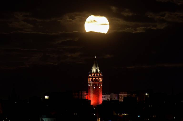 Superlua pôde ser vista em Istambul (Foto: Yagiz Karahan/Reuters)