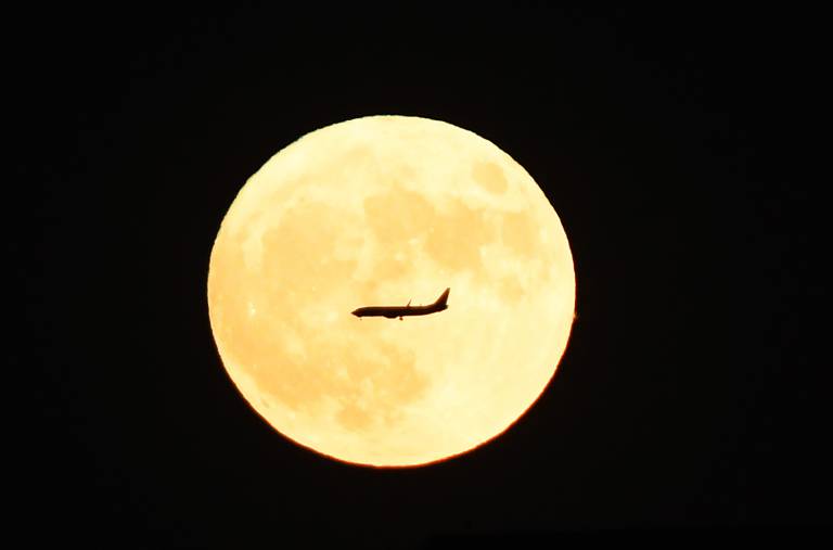 Registro da Superlua no céu de Pequim, China, nesta segunda (14) (Foto: Greg Baker/AFP)