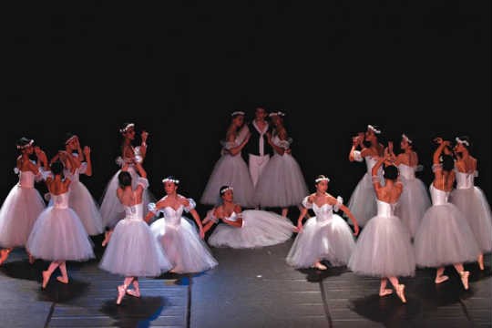 O Corpo de Baile Jovem, em 2009: o grupo é formado por trinta alunos O Corpo de Baile Jovem, em 2009: o grupo é formado por trinta alunos