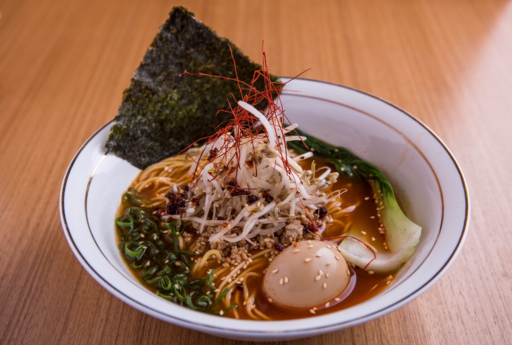 Ramen tantan (copa,moyashi, ovo cebolina e pimenta no caldo _ Tan Tan Noodle Bar_bares/gastronomia