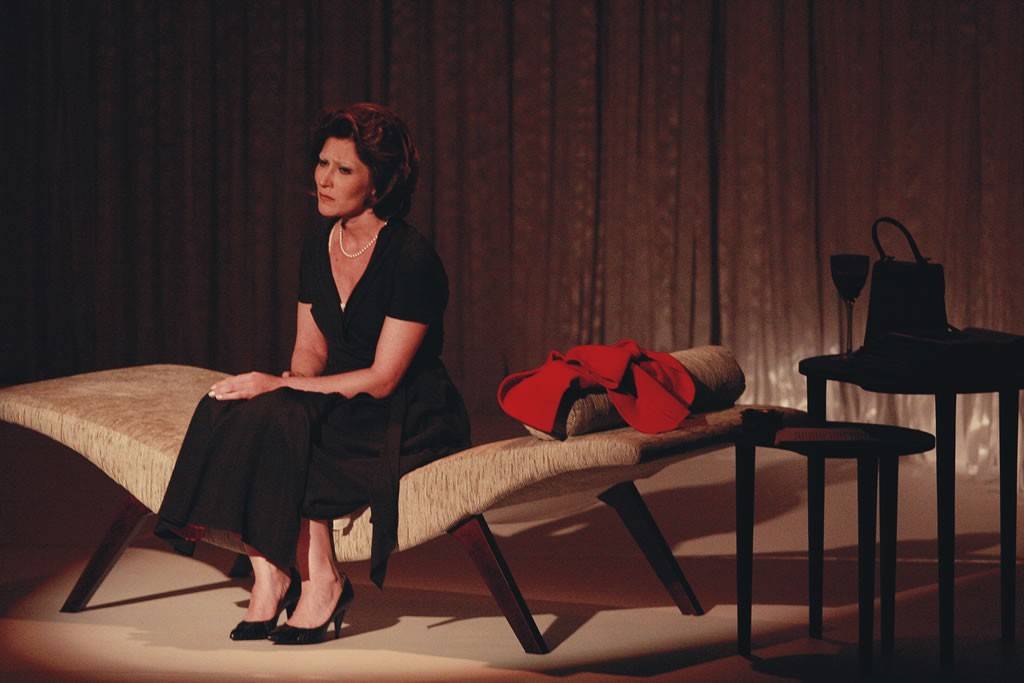 Parte do elenco da peça: estrutura em três partes