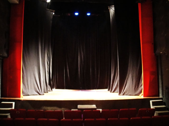 Localizado na Praça Franklin Roosevelt n°172 Localizado na Praça Franklin Roosevelt n°172