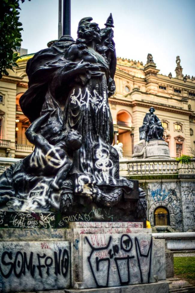 TEATRO MUNICIPAL Estátuas