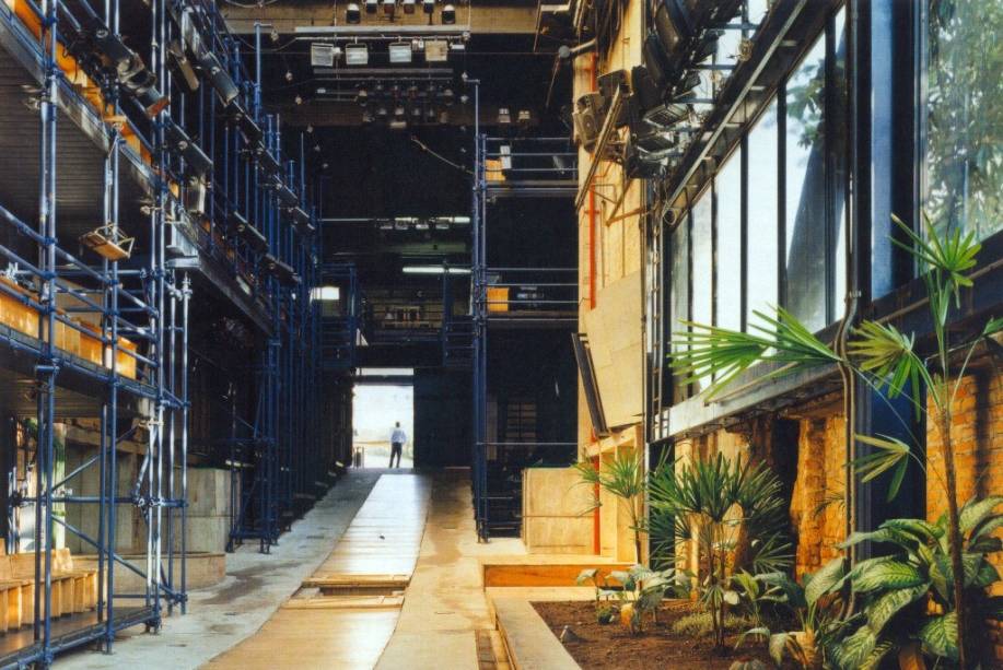 Teatro de galeria: o Oficina comporta 350 lugares Teatro de galeria: o Oficina comporta 350 lugares