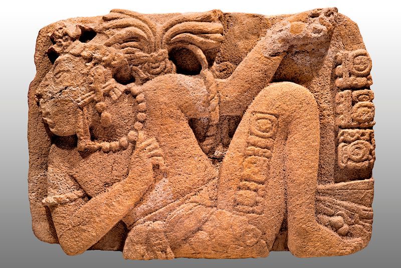 Monumento 114 de Toniná (600-900 d. C.) mostra o governante aprisionado Monumento 114 de Toniná (600-900 d. C.) mostra o governante aprisionado