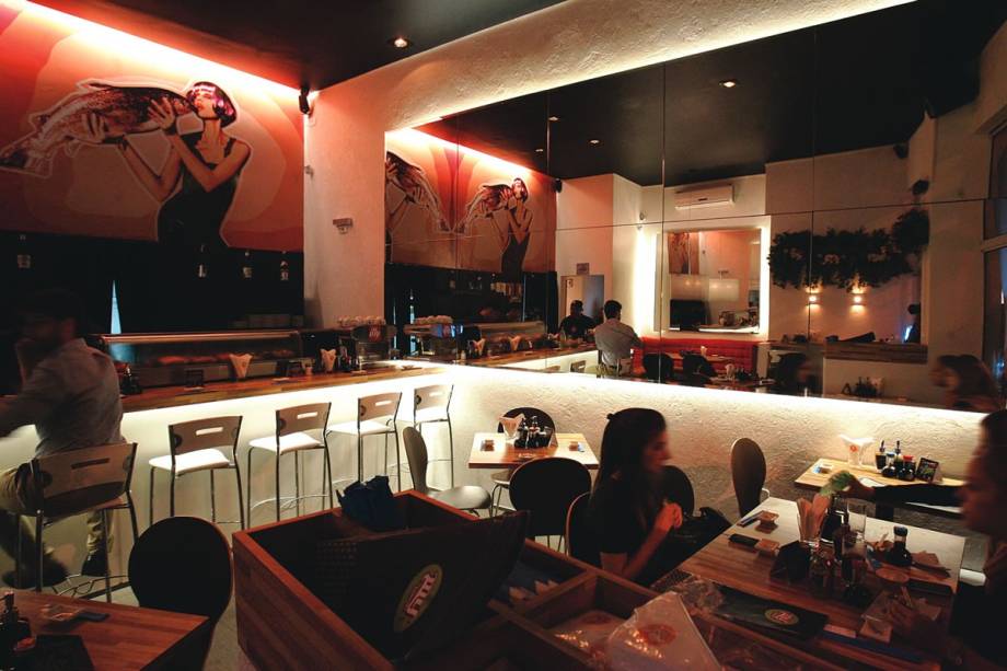 Salão com painel transado: lugares nas cadeiras do balcão e nas mesas Salão com painel transado: lugares nas cadeiras do balcão e nas mesas