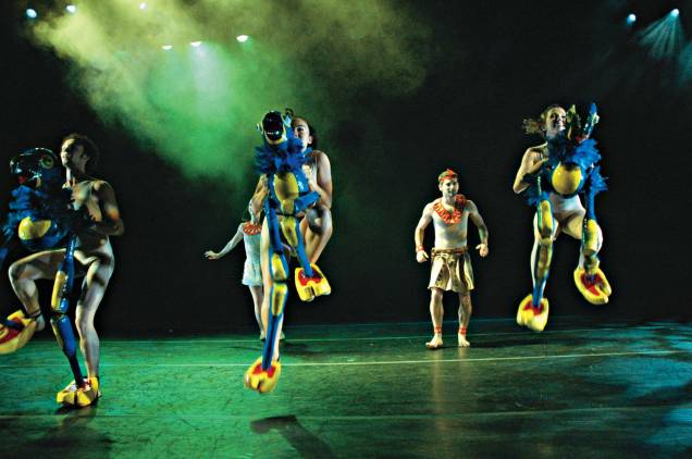 Bailarinos manipulam os animais em cena: coreografia dá vida aos bonecos Bailarinos manipulam os animais em cena: coreografia dá vida aos bonecos