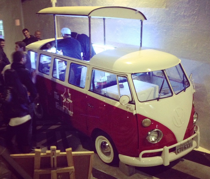 O food truck é especializado em cozinha asiática