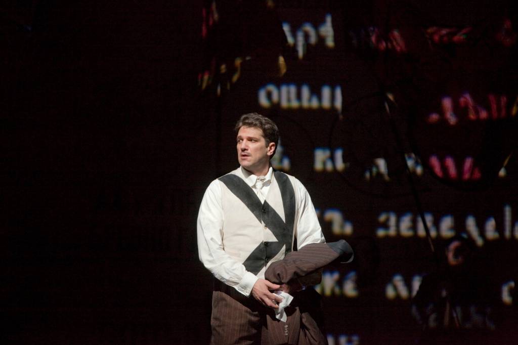 Cinemas transmitem ópera ao vivo com o paulistano Paulo Szot