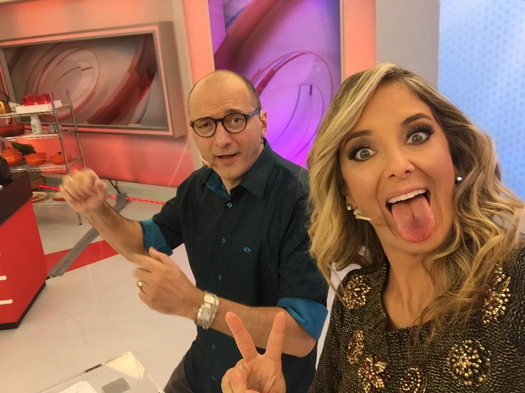 Ticiane mostra a lingua em foto compartilhada durante o Programa da Tarde desta quarta (Foto: Reprodução/Instagram)