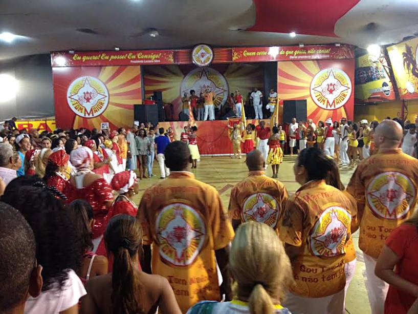 Ensaio geral: clima familiar na quadra da escola Ensaio geral: clima familiar na quadra da escola