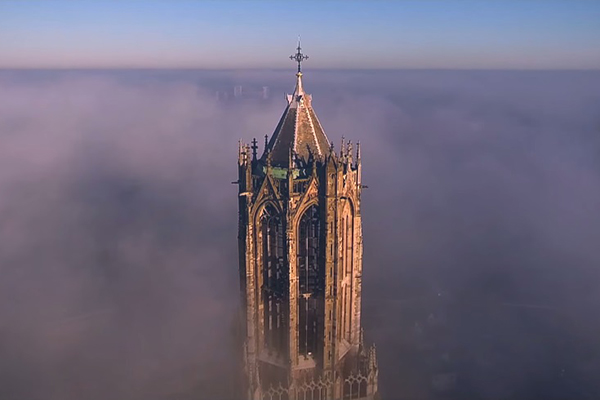 Drone captura imagens de uma das igrejas mais altas dos Países Baixos e o resultado é impressionante