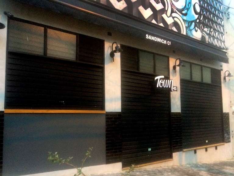 Fachada da Town Sandwich Co.: quase pronta para a inauguração (Foto: Lucas Bassoleil)