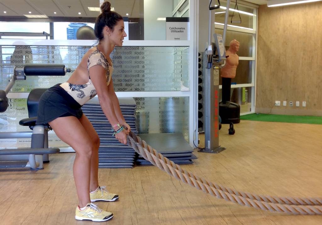 Treino com corda de navio queima 500 calorias em 20 minutos