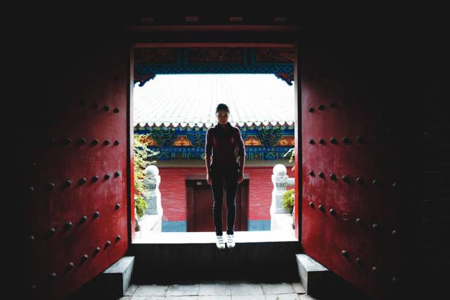 Imagem de uma garota em um templo budista de Henan: registro de Paulo Mancini Imagem de uma garota em um templo budista de Henan: registro de Paulo Mancini