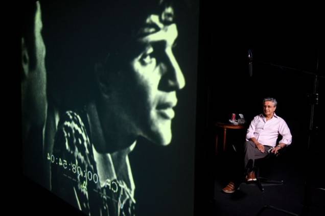 Caetano Veloso em entrevista para o documentário Tropicália: depoimentos reveladores Caetano Veloso em entrevista para o documentário Tropicália: depoimentos reveladores